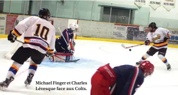  ??  ?? Michael Finger et Charles Lévesque face aux Colts.