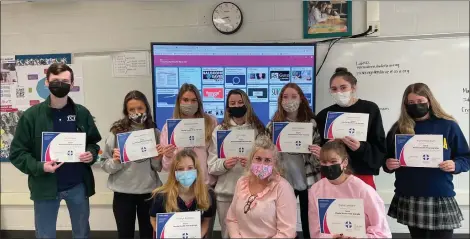  ?? SUBMITTED PHOTO ?? TCHS Pickering students pose with their First Aid Mental Health certificat­ion.