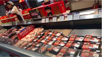  ??  ?? 2020年1月1日，北京某超市，肉价上涨带火一批品牌­猪肉。图/陈荔