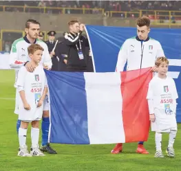  ?? GETTY IMAGES ?? Florenzi ed El Shaarawy con due bambini portano la bandiera francese