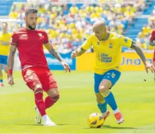  ?? // EFE ?? Gudelj trata de impedir el avance del delantero de Las Palmas Sandro