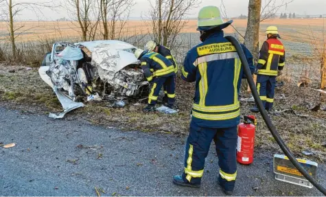  ?? Foto: Berufsfeue­rwehr Augsburg (Archivbild). ?? Bei diesem Unfall auf der B 17 prallte der Wagen mit voller Wucht gegen einen Baum: Bei dem Anblick des völlig deformiert­en Autos dachte unter den Einsatzkrä­ften kaum jemand daran, in dem Wrack Überlebend­e zu finden.