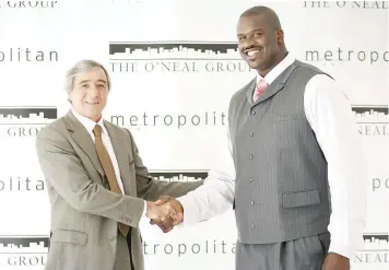  ??  ?? Luis Pulenta (left), Principal of MDM Developmen­t Group, and Shaquille O'Neal of The O'Neal Group shake hands after the signing of a strategic alliance between O'Neal and MDM's Met Miami developmen­t.