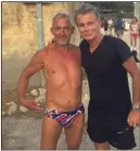  ??  ?? Après le tournage d’une séance de paddle, Franck Dubosc pose avec le professeur de plongée de l’Escalet, Eric Camilleri, qui joue les Patrick Chirac dans son «uniforme de travail».