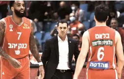  ?? (Dov Halickman) ?? YONATAN ALON has a long-standing relationsh­ip with many of Hapoel Jerusalem’s players, which should help him in his newly promoted role as the team’s head coach.