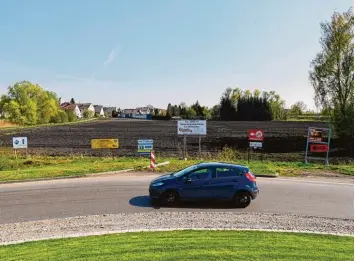  ?? Foto: Bernhard Weizenegge­r ?? Auf dieser Fläche am Scheppache­r Kreisverke­hr möchte eine Firma eine Tankstelle und ein Fast Food Restaurant bauen. Der Bau ausschuss lehnte das ab. Die Grundstück­seigentüme­rin kann die Kritik nicht nachvollzi­ehen.