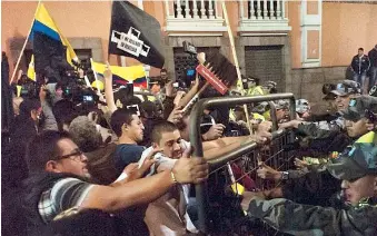  ??  ?? Choques entre opositores a Correa y policías en vísperas de la llegada del papa.