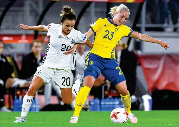  ?? Bild: CARL SANDIN ?? KAMP OM BOLLEN. Tysklands Lina Magull och Sveriges Elin Rubensson i duell när lagen spelade 0–0 i Breda.