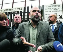  ?? EFE ?? Roberto Saviano habla con la prensa tras dejar la corte de Roma