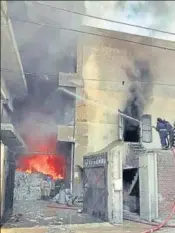  ?? GURPREET SINGH ?? Firefighte­rs trying to douse flames at the godown of RT Woollen Mills near Cheema Chowk in Ludhiana on Sunday.