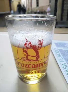  ?? Foto: M. Schicker ?? Geliebt, gehasst, in Sevilla unvermeidl­ich: Cruzcampo.