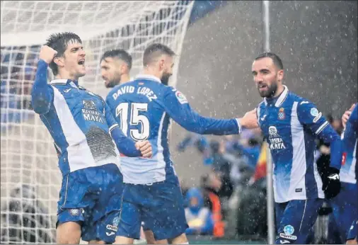  ??  ?? EUFORIA BAJO LA LLUVIA. Gerard Moreno celebró efusivamen­te su primer gol ante el Barça, que durante unos minutos daba la victoria.