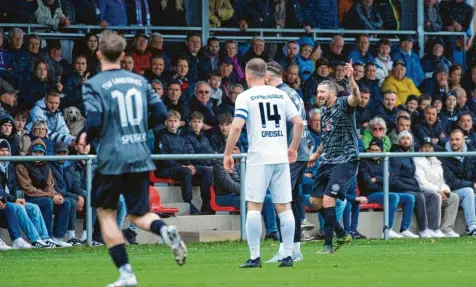  ?? Foto: Christian Rudnik (Archivbild) ?? Rund 1000 Zuschauer sahen das Spitzenspi­el zwischen dem TSV Landsberg (schwarze Trikots) und Schwaben Augsburg. Am Samstag steht das nächste Topspiel in Landsberg an.