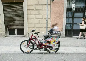  ?? LLIBERT TEIXIDÓ ?? Una bici elèctrica pels carrers de Barcelona