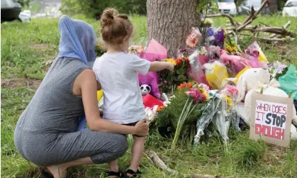  ?? Ontario, Canada. Photograph: Nicole Osborne/AFP/Getty Images ?? Families pay their respects on 8 June 2021, at a makeshift memorial near the site where a man driving a pickup truck struck and killed four members of a Muslim family in London,