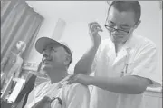  ?? GAO ERQIANG / CHINA DAILY ?? Peverani Givseppe, a member of a visiting delegation from San Marino, tries Chinese massage at Central Hospital of Shanghai Putuo District on Monday.