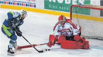  ?? FOTO: CHRISTIAN FLEMMING ?? Heute Abend fällt die Entscheidu­ng um die bayerische Eishockeym­eisterscha­ft zwischen den Islanders (links: Michal Mlynek) und den Memminger Indians um Goalie Jochen Vollmer.