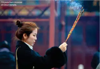  ??  ?? Citizens burn incense at Ciyun temple.