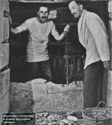  ??  ?? Howard Carter y Lord Carnarvon en el interior de la tumba de Tutankamón.