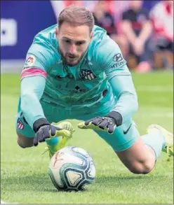  ??  ?? Oblak atrapa un balón en el partido del sábado ante el Valencia.