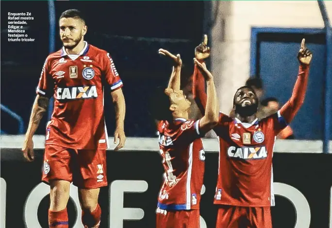  ??  ?? Enquanto Zé Rafael mostra seriedade, Edigar e Mendoza festejam o triunfo tricolor