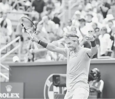  ?? — Gambar AFP ?? KEJAYAAN HEBAT: Nadal meraikan kejayaanny­a menjuarai kejohanan Siri Master Montreal selepas menewaskan Medvedev di Montreal, Kanada kelmarin.