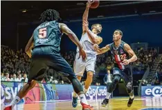  ?? Foto: Imago/Jacob Schröter ?? Das Spiel gegen Erfurt war für Dennis Mavin (rechts) eines von zweien in der Bun desliga.