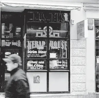  ?? Východní a asijské restaurace v Česku ovládly segment rychlého levného občerstven­í. (Centrum Liberce, únor 2004) FOTO MAFRA – JAN SŮRA ?? Gastronomi­cké podvolení.