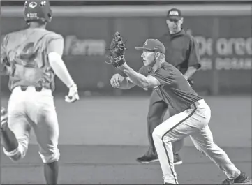  ?? CRAVEN WHITLOW/NATE Allen Sports Service ?? Arkansas first baseman Heston Kjerstad stretches for a ball in a 4-2 loss to the Oklahoma Sooners Friday at Baumwalker Stadium.