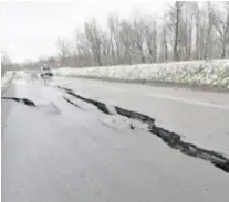  ??  ?? Na državnoj cesti u obližnjoj Uštici zbog slijeganja zemlje puknula je cesta i stvorila problem za savski nasip