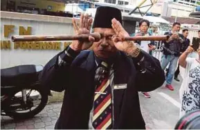  ?? PIC BY YAZIT RAZALI ?? Ibrahim Mat Zin performing a controvers­ial ritual at the Hospital Kuala Lumpur mortuary recently.