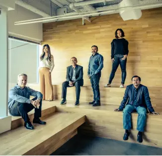  ??  ?? Manish Chandra (center left) and his team at Poshmark’s offices. The company has paid out more than $1 billion to sellers on its platform.