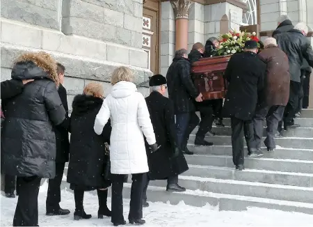  ??  ?? Plusieurs personnes ont assisté aux funéraille­s d’Yvan Laroche qui se sont déroulées hier à Lac-Mégantic.