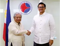  ?? CONTRIBUTE­D PHOTO ?? n
Jose Arturo ‘Jay Art’ Tugade (right) after his oath-taking.