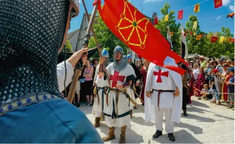  ??  ?? Aux xiie et xiiie siècles, les foires de Champagne et de Brie ont une immense renommée dans toute l’europe. Les trois places fortes sont Troyes, Lagny et Provins. Elles régulent l’activité commercial­e du royaume. Provins fait revivre son passé en...