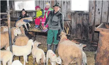  ?? FOTO: PRIVAT ?? Mike Zerinius (rechts) bekommt bei seiner Arbeit als Schäfer im Nebenerwer­b Hilfe von seinen Töchtern Selina, Ronja und Ella (von links).