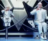  ??  ?? Sul set Verne Troyer e Mike Meyers in «Austin Powers» (1997)