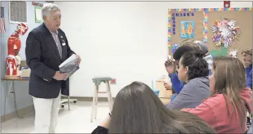  ?? Spencer Lahr / Rome News-Tribune ?? Bob French, a Fort Payne, Alabama, attorney who was the counsel for convicted child murderer Judith Ann Neelley, speaks to forensic science students at the Floyd County Schools College and Career Academy.