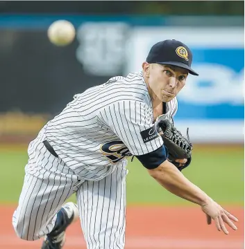  ?? PHOTO D’ARCHIVES, SIMON CLARK ?? Le lanceur Arik Sikula aura la tâche d’amorcer la finale sur la butte pour les Capitales, ce soir, devant ses partisans.