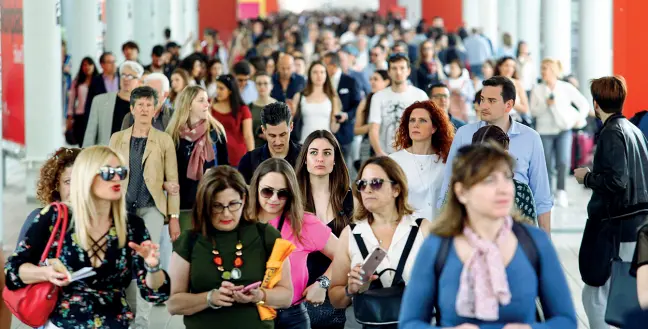  ?? (foto Balti) ?? In fiera I visitatori al Salone del Mobile a Rho. Oggi (come ieri) padiglioni aperti anche al pubblico che potrà scoprire gli stand dei circa duemila espositori della 57esima edizione