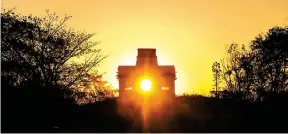  ??  ?? Amanecer. En Dzibilchal­tun, en el Templo de las Siete Muñecas o Templo del Sol, se ve fenómeno solar en el que el dios maya del sol se “asoma” por las puertas del templo en primavera y otoño.