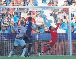  ??  ?? Aitor Fernández intenta detener el balón que rebotó en Bernardo.