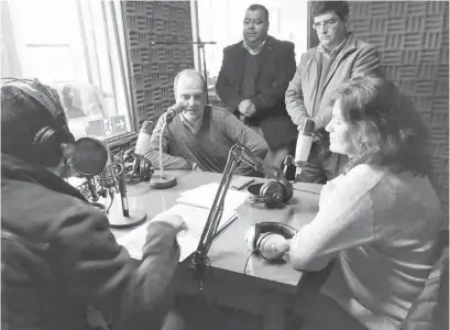  ??  ?? ACOMPAÑADO POR LOS CANDIDATOS a diputados y cores que su colectivid­ad lleva en la zona, el presidente nacional de RN se presentó en Radio San Cristóbal.