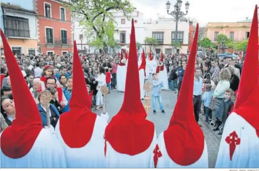  ?? MIGUEL ÁNGEL GONZÁLEZ ?? Nazarenos de la hermandad del Prendimien­to en la tarde del Miércoles Santo.