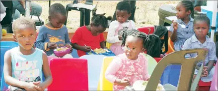  ?? (Pics: Sithembile Hlatshwayo) ?? Some of the children at Motshane 1 Care Point enjoying their lunch.