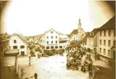  ?? Archivfoto: Stadt Neuburg ?? Der Schrannenp­latz war und ist einer der bedeutends­ten Orte in Neuburg. Im Laufe der Zeit hat er sich stark verändert.