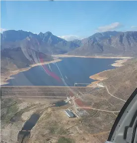  ?? Pictures: CHRIS VIETRI ?? The Wemmershoe­k and Berg River dams, both pictured on Saturday, show diminishin­g water levels.