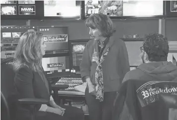  ?? ERIC LIEBOWITZ, NBC ?? Carol ( Andrea Martin, center) gets a job as an intern at the cable news show where her daughter, Katie ( Briga Heelan), and Justin ( Horatio Sanz) work.