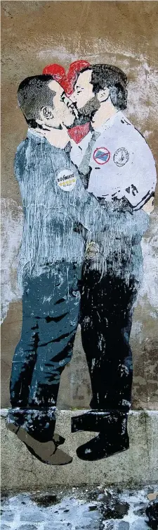  ??  ?? A Roma Il murale dell’artista Tvboy con Luigi Di Maio e Matteo Salvini che si baciano realizzato in via del Collegio Capranica