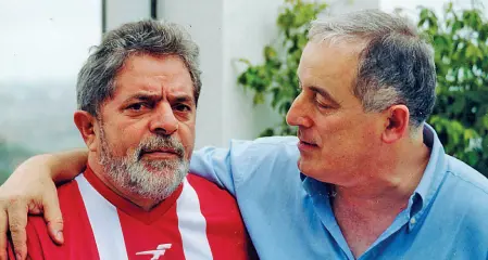  ??  ?? Lula in un vecchio scatto con Vermigli.Sotto (foto ANSA/EPA) il momento in cui Lula si è consegnato alle autorità per essere incarcerat­o
